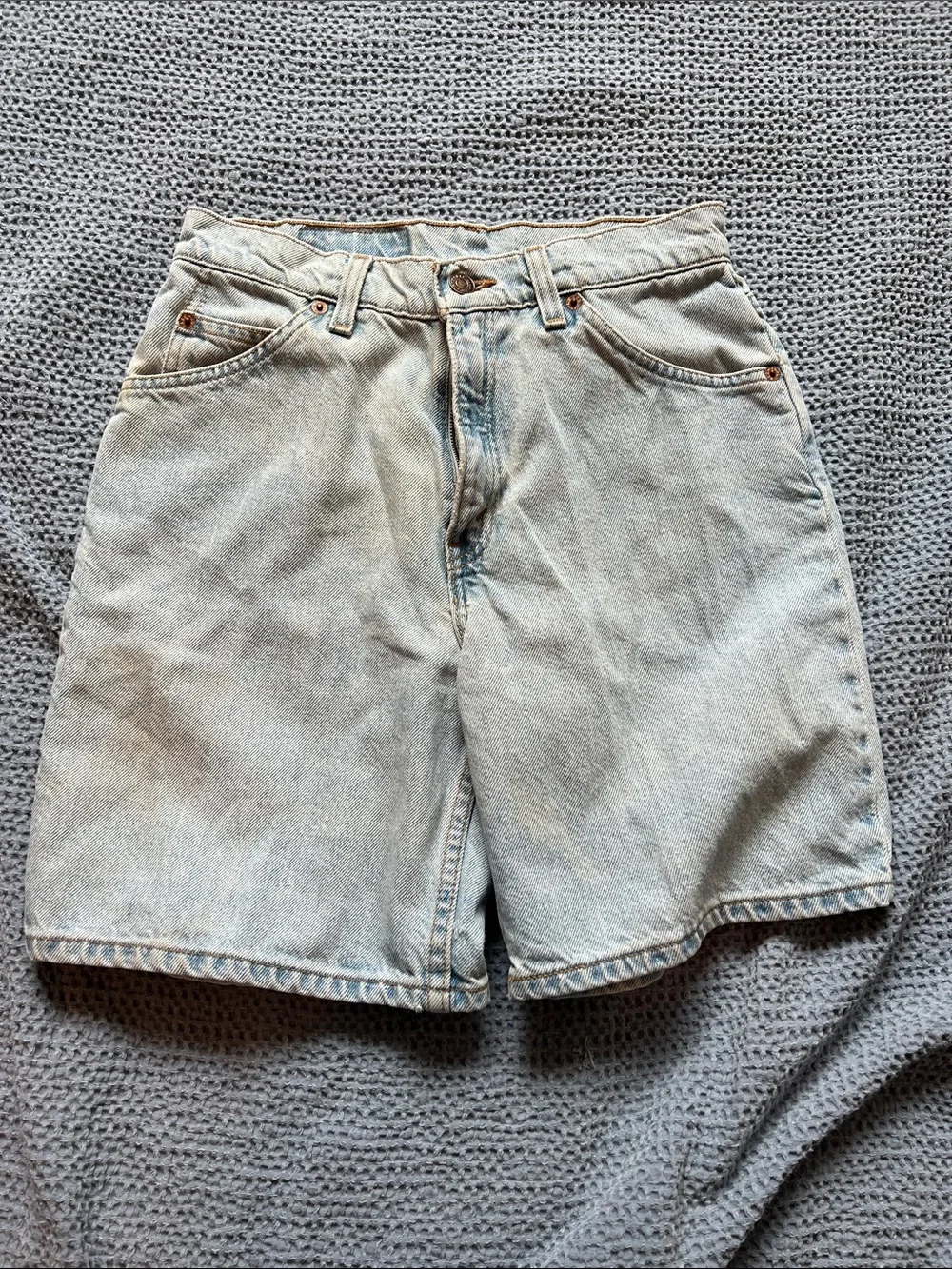 Levi's Light Blue 950 Relaxed Fit Denim Shorts - Picture 1 of 5